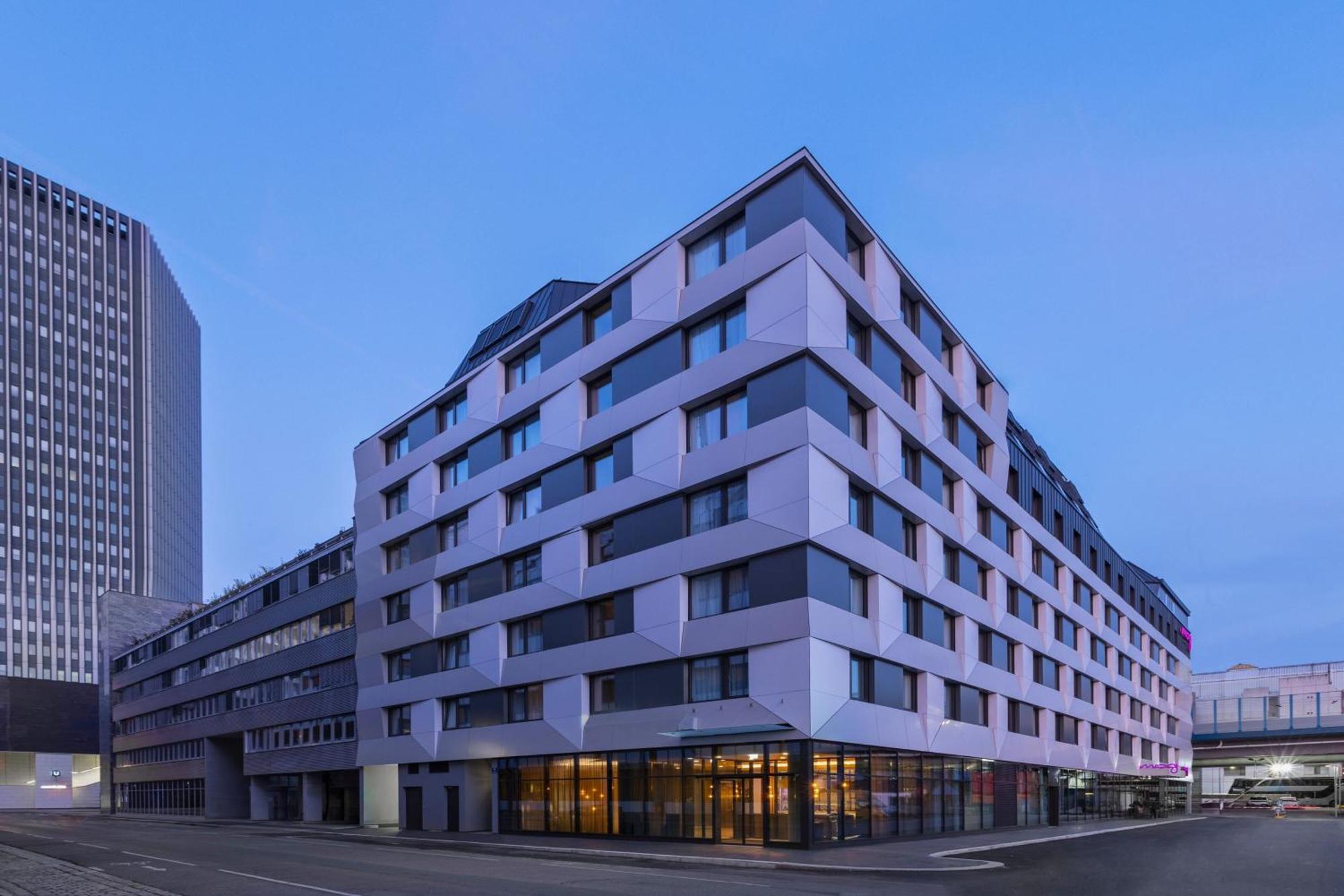 Hotel Moxy East 3*