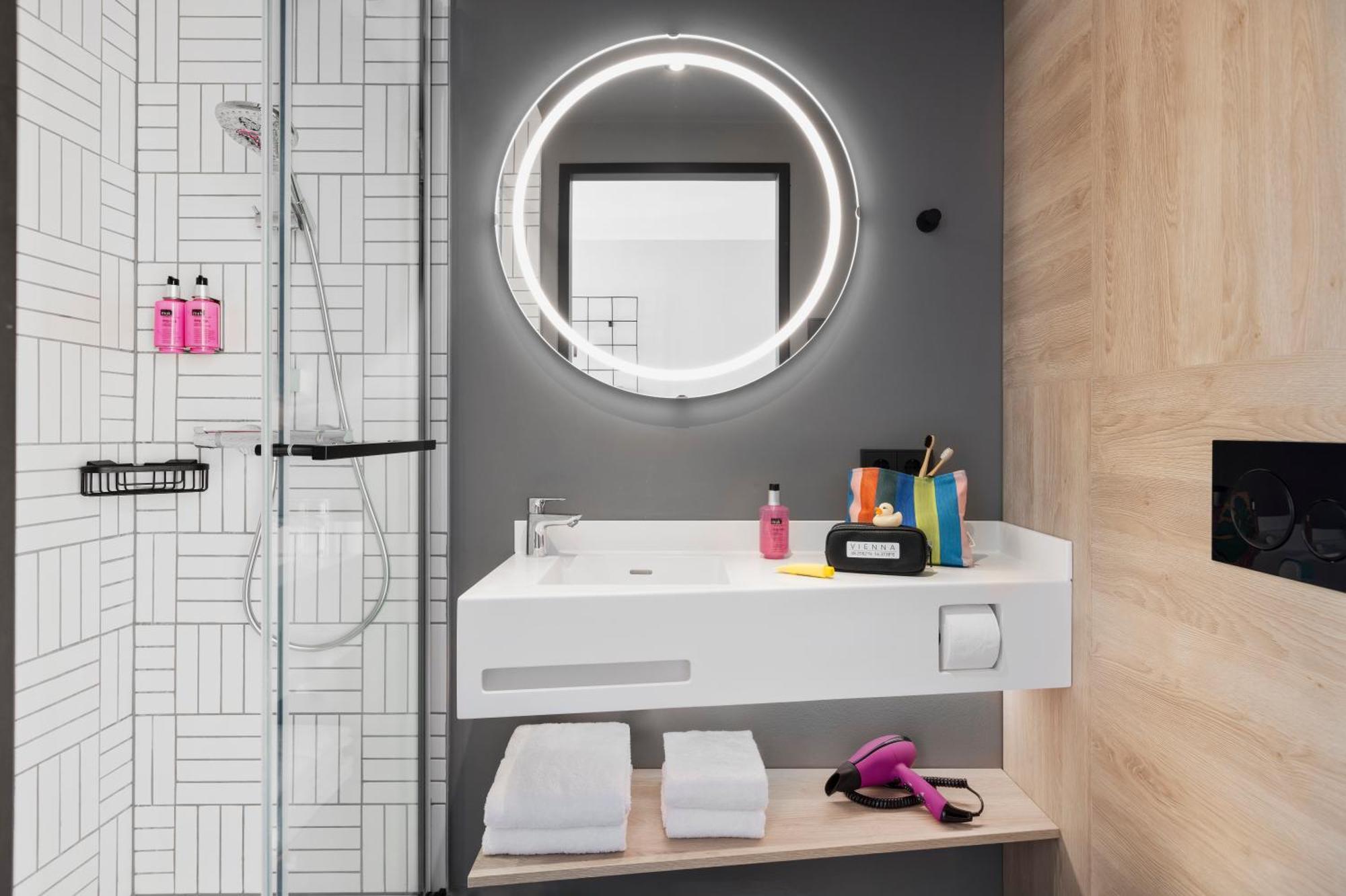 Moxy East Hotel 3*
